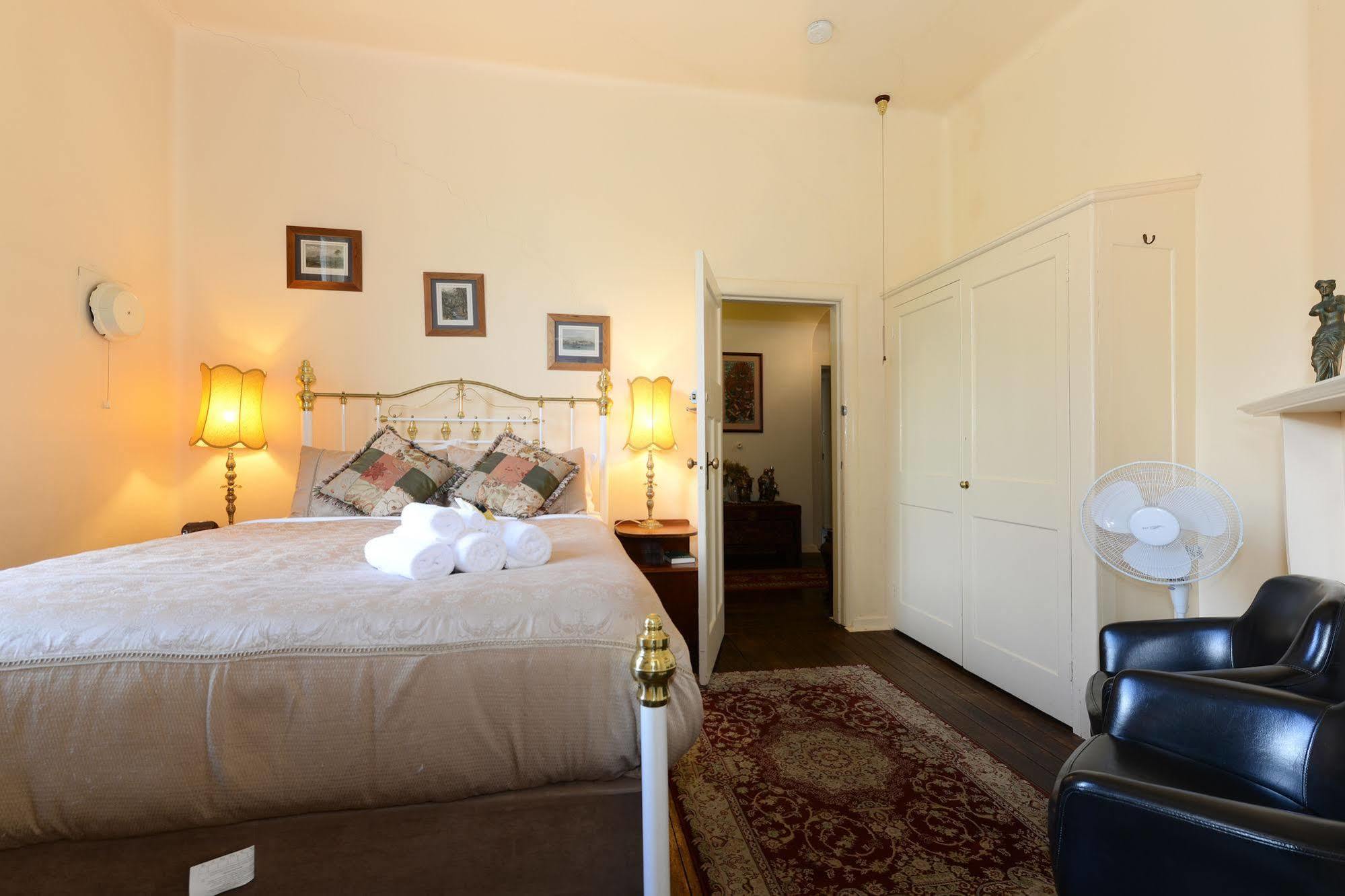 Edinburgh Gallery Bed & Breakfast Хобарт Экстерьер фото